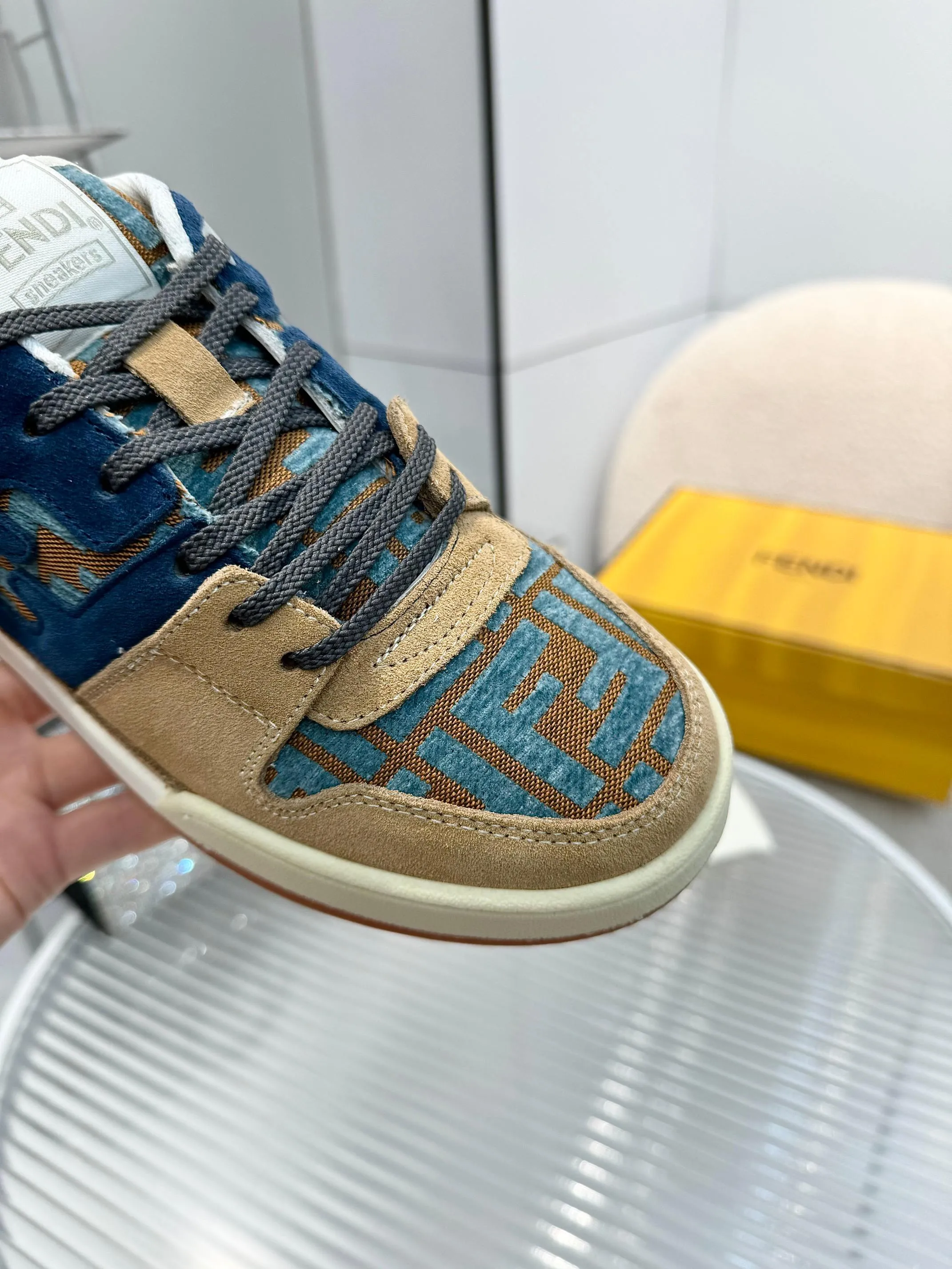 p620🐮🐮New❤Top super A version💯 Fendi Fendi 2025 New Year's King Explosive Style🔥 Many💑stars have the same style FD match. Original purchase for RMB14440. One to one replica. Designer Kim Jones's first sneaker fendi match and Donkey brand Trainer basketball sneakers, fresh blood injection and FF retro design It combines fashion and super comfort. [Wise] Whoever doesn’t grab it will regret it [There are many shoe uppers on the market with different color matching and cut corners in workmanship. The color matching and craftsmanship of my shoe upper are absolutely the same as the genuine products at the counter. Welcome to compare. Feet: Mesh injection molding pads 🎯 Soles: Please look for the original molded multi-color TPU outsole (❌ non-rubber sole) 🎯 Size: Female 35-41 Male 38-45 🎯 Packaging: Original 1:1 matching high-end packaging 🎁
